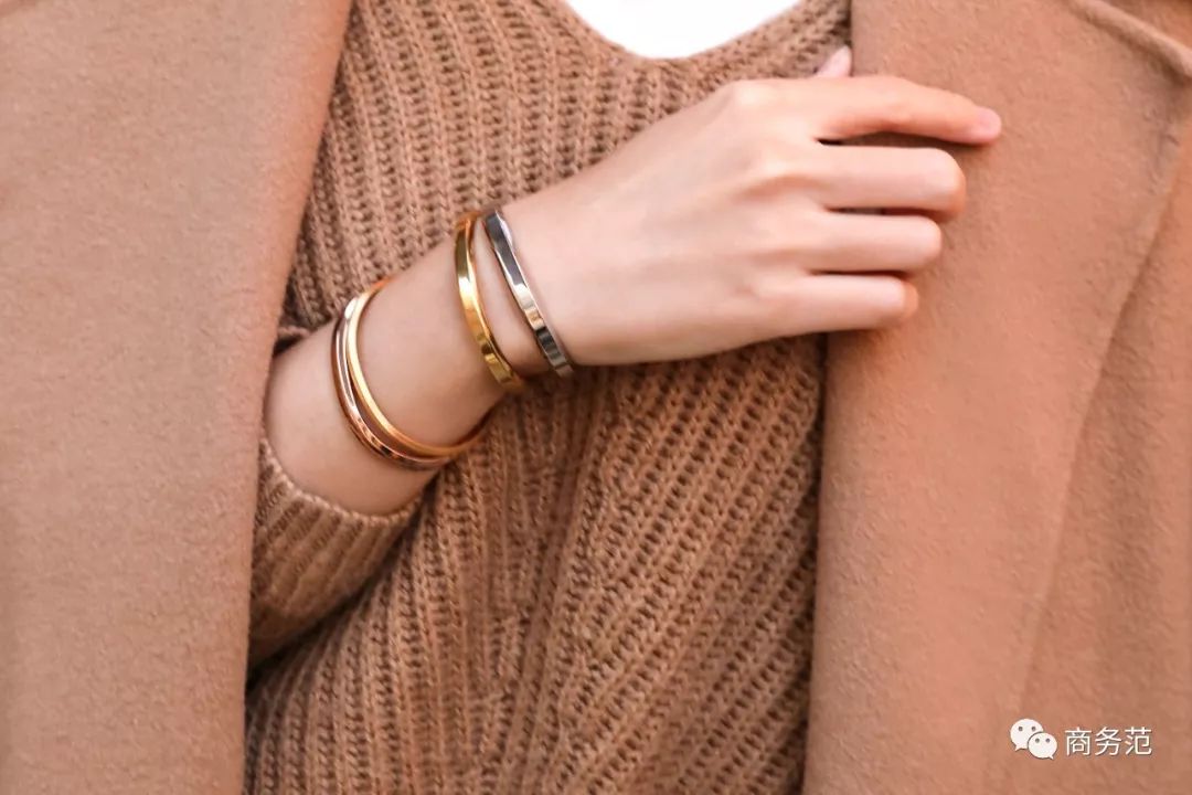 瑞典皇家配饰品牌,几百块戴出万元质感,金色手镯男女戴都好看