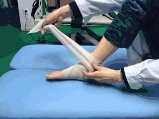 打羽毛球扭伤怎么处理,打羽毛球踝关节疼痛