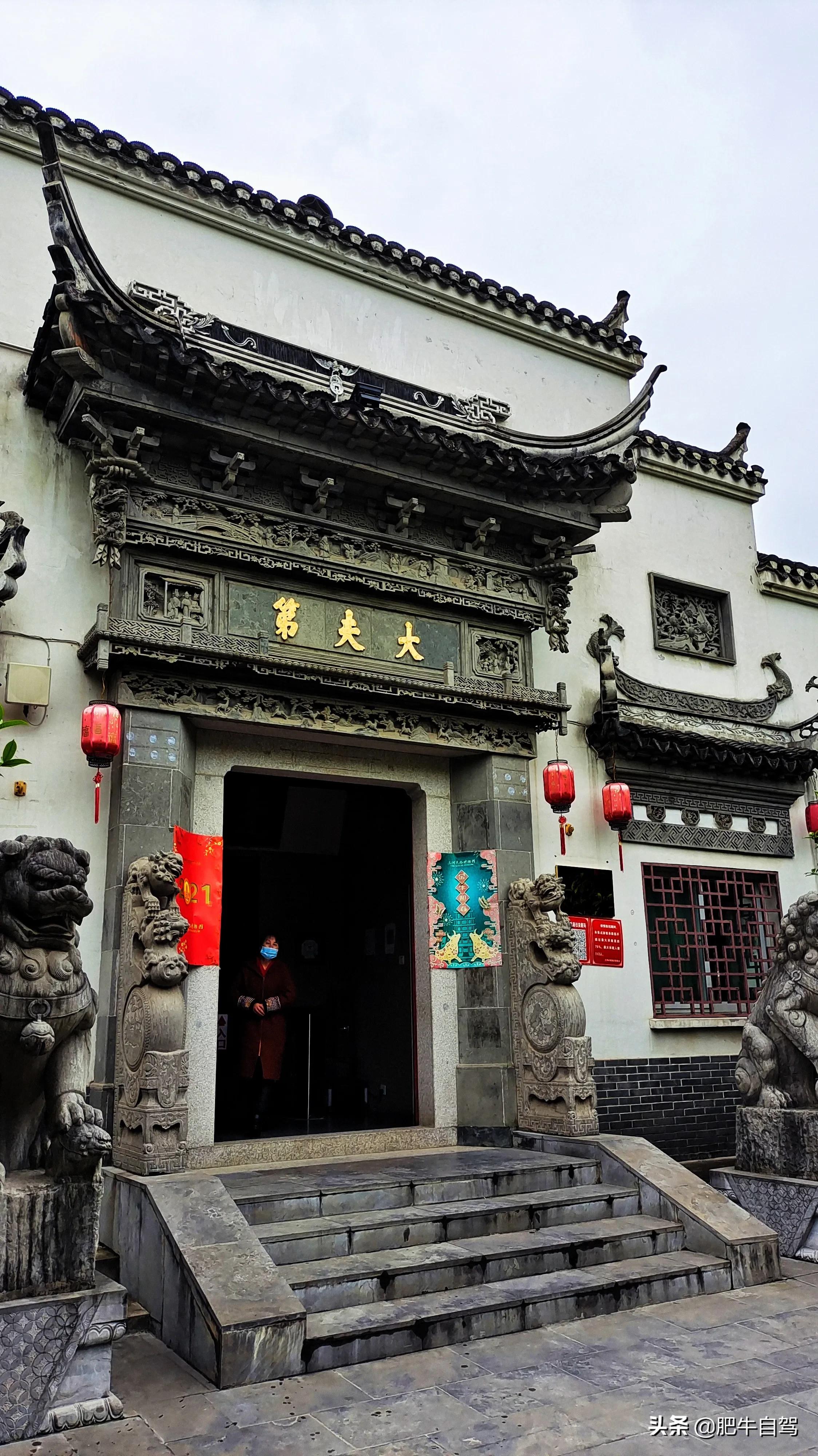 这古镇既有江南的小桥流水,更有原味的古色古香,它就是三河古镇