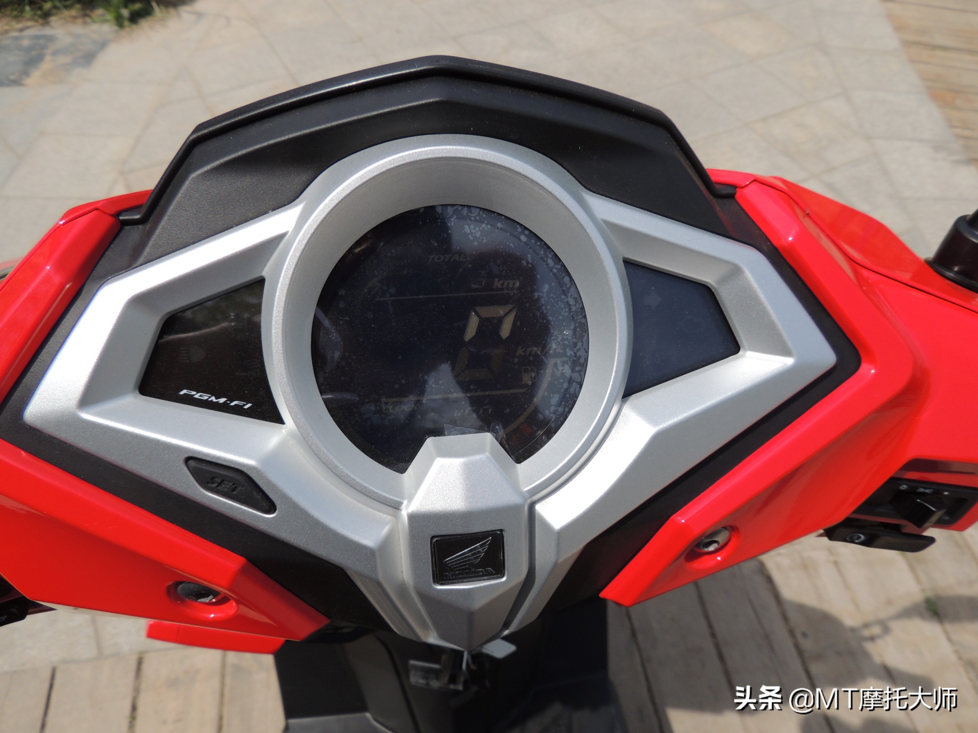 新大洲本田裂行rx125对比豪爵踏板,本田裂行125驾驶体验