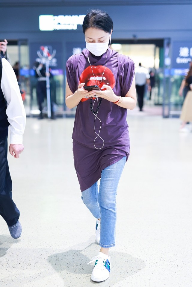 那姐太厉害了，嘻哈风也能轻松穿搭，不愧是火了这么多年的人