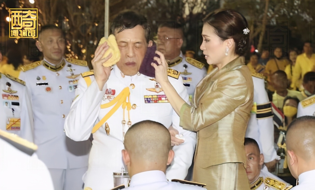 泰王对苏提达讲话视频,泰王被搀扶