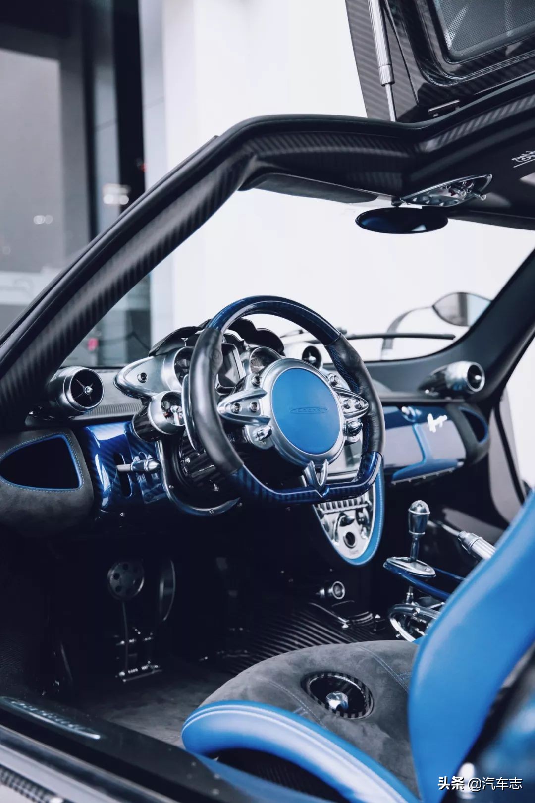 价值一亿的法拉利拉法,价值1亿元钱的白色法拉利拉法