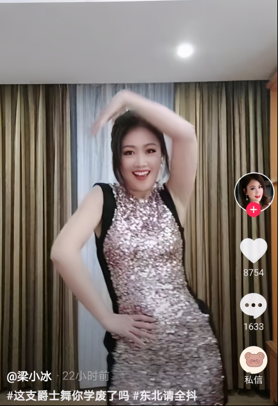 50岁梁小冰小腹凸显，被网友怀疑怀孕，6字回应尽显情商