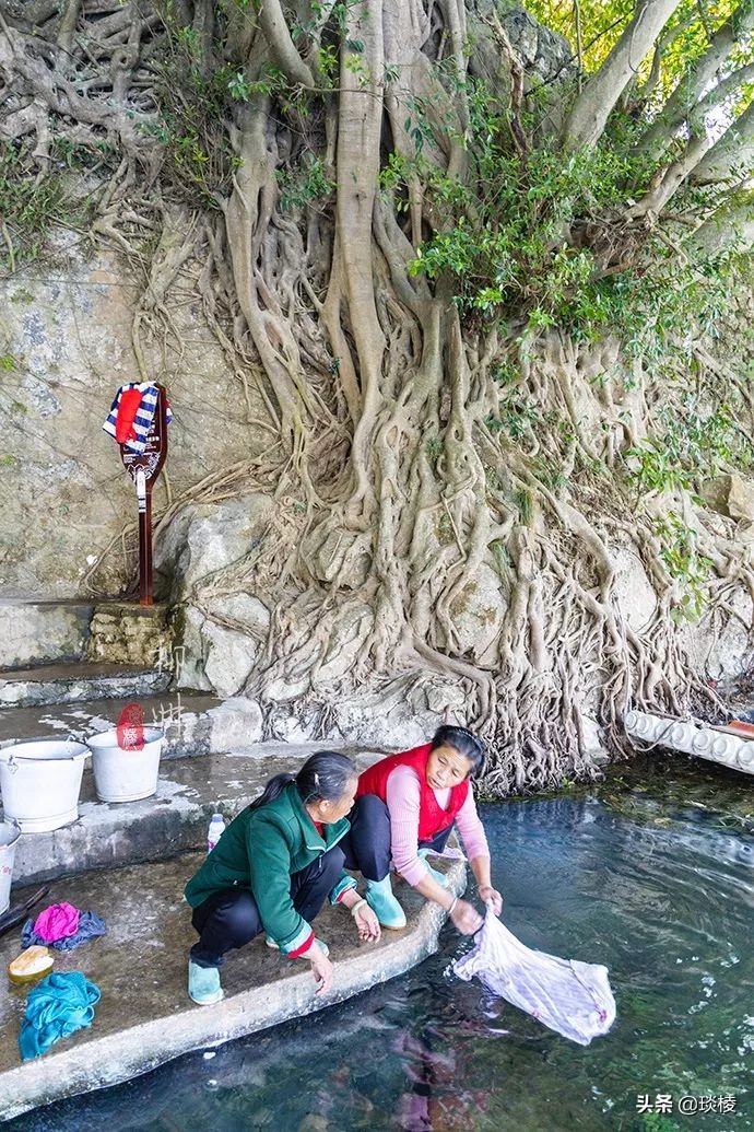 这个古镇好奇怪，门前放元宝，商号大门开洞，城隍爷与关二爷作伴