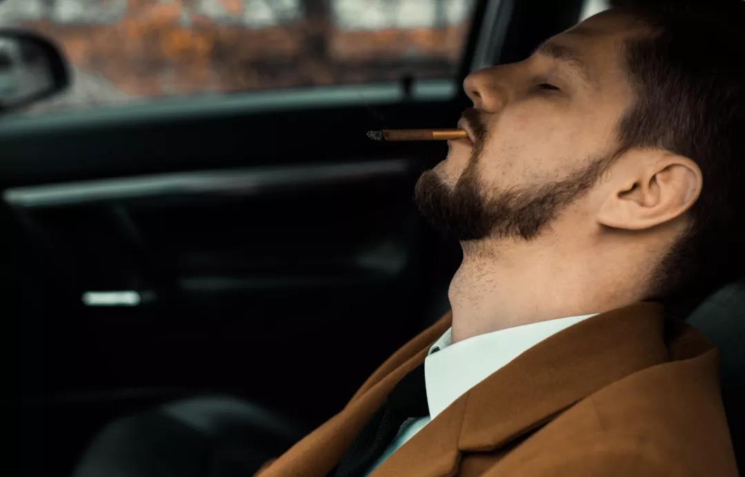 行驶中抽烟记1分罚200元,开车抽烟罚款300扣2分