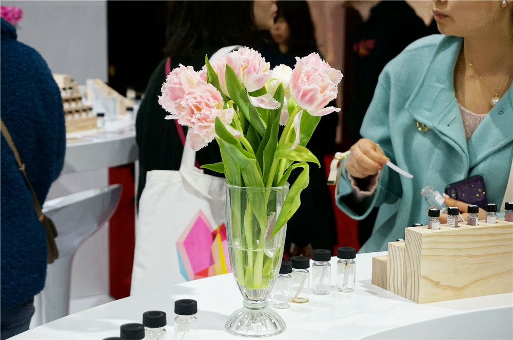 从护肤品到香氛，还有珠宝及水晶石，高颜值的芳香美物了解一下！