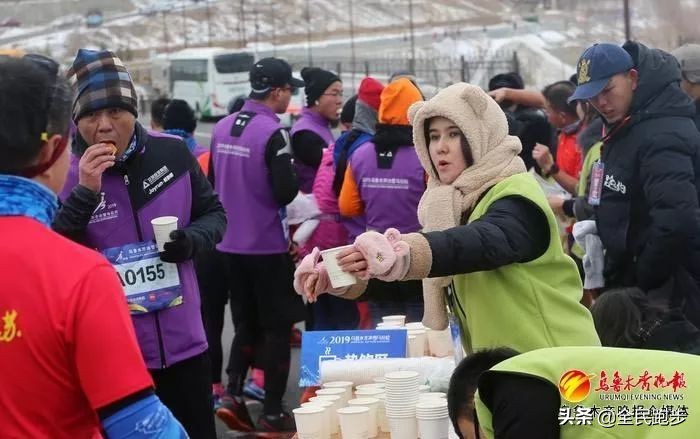 跑友光脚在零下十度的冰雪中完成乌鲁木齐马拉松,导致脚底冻伤