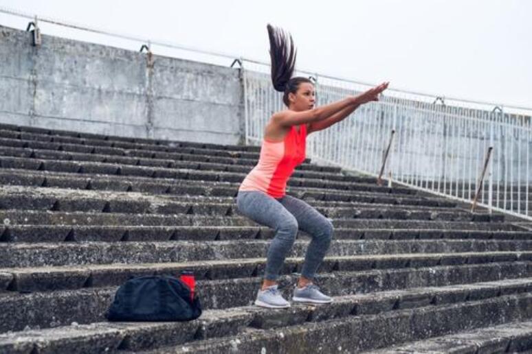 不去健身房怎么最快练腿？在家5个运动，增强腿部力量，变身大神