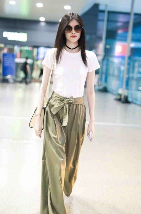 别穿牛仔裤了直筒烟管裤搭配,何穗紧致裤子搭配