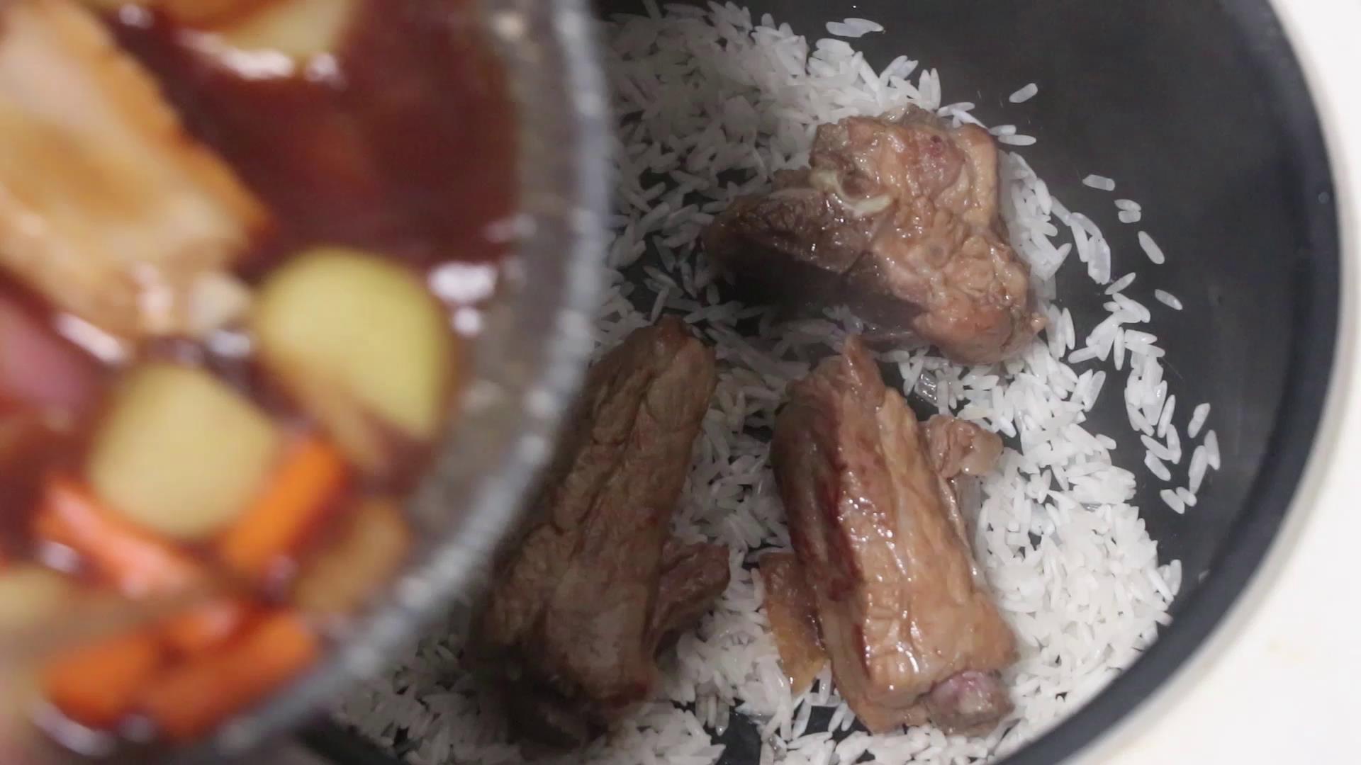 排骨焖饭加菜一锅出,排骨焖饭酱汁香辣口味