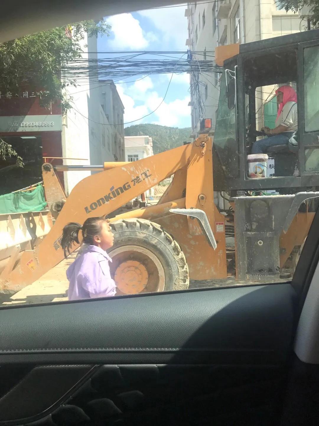 开装载机的女孩配什么音乐,开装载机的女师傅