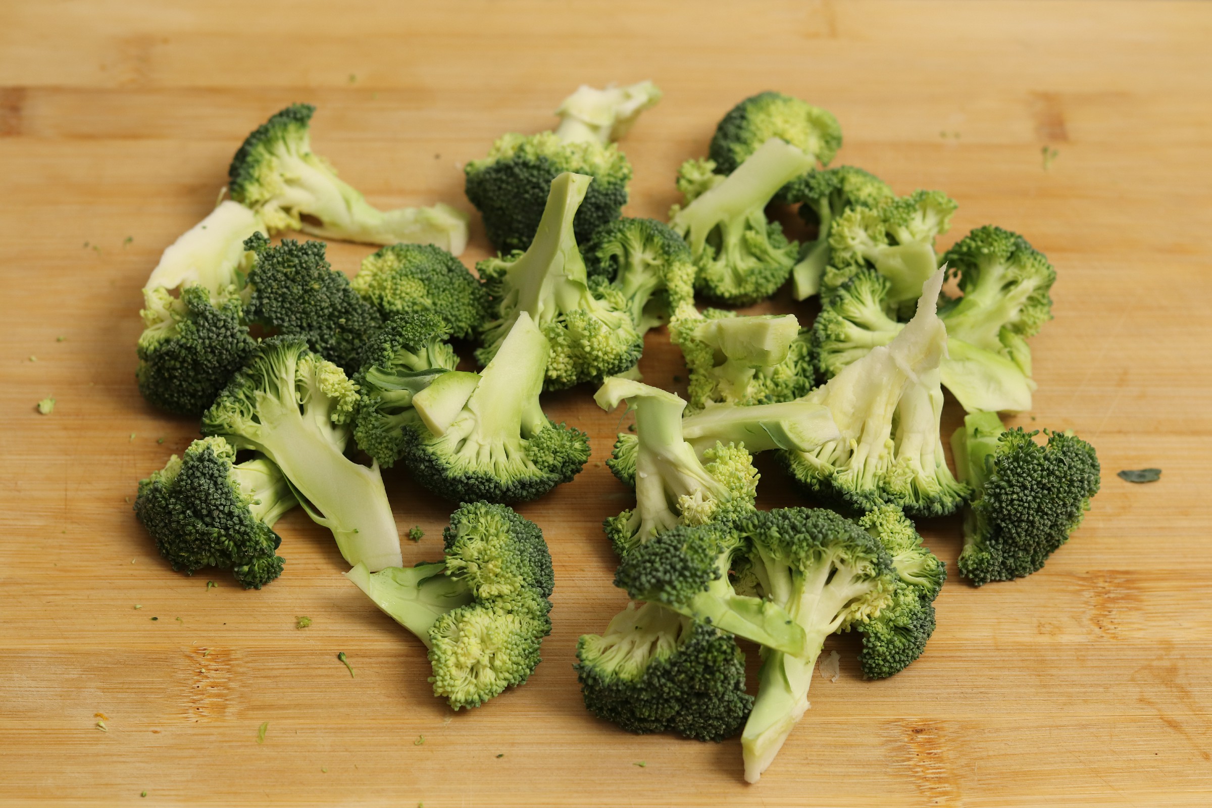 西兰花必须焯水炒最好吃不上火,炒西兰花焯水的正确做法