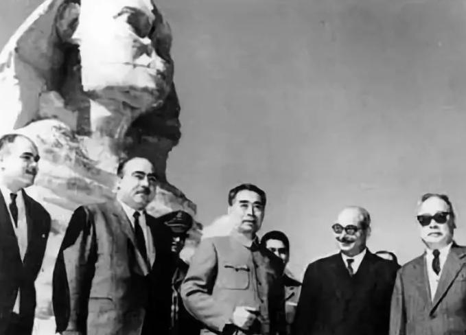 尼克松访华，假装说喜欢烟盒上熊猫图案，周恩来拍板：送两只真的