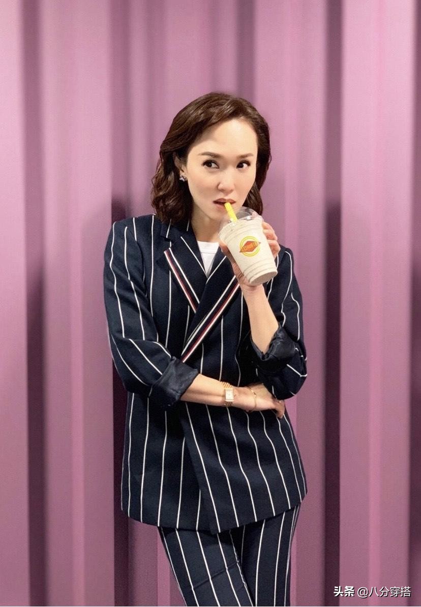 范文芳穿咖色衬衣配皮裙,范文芳气质穿搭