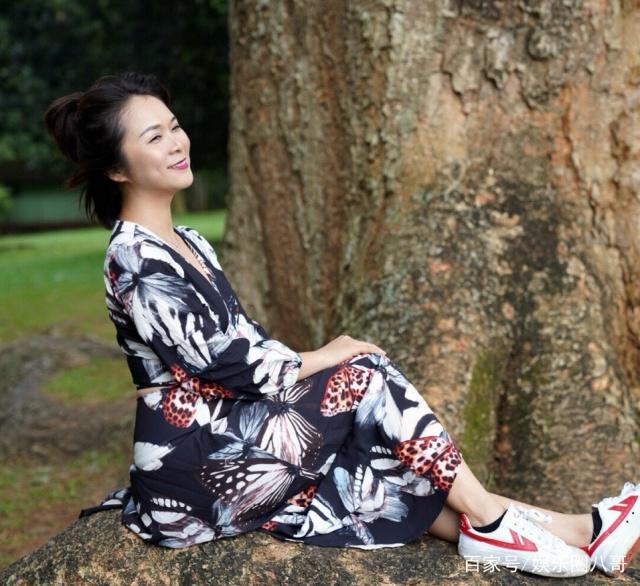 别买炒到七八百的匡威了，现在这款国产“麻将鞋”，连王珞丹都爱