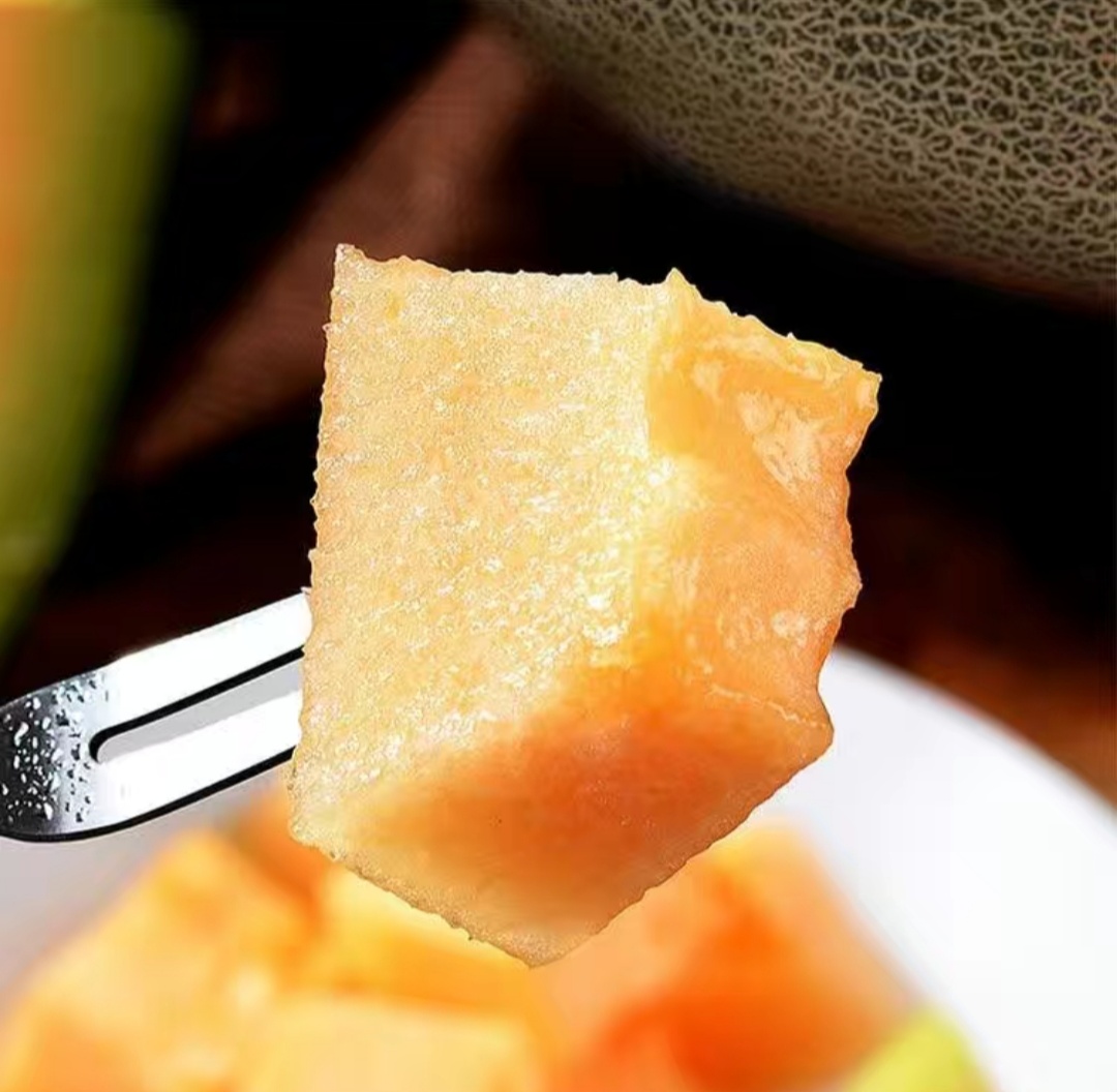 新疆吐鲁番火焰山脚下的哈密瓜,新疆葡萄沟吐鲁番的火焰山