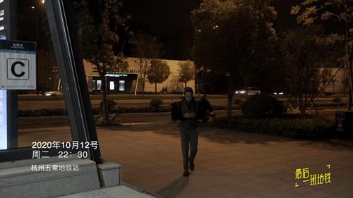 蜗居7平米出租房,35岁失业的二胎爸爸到底能有多拼?