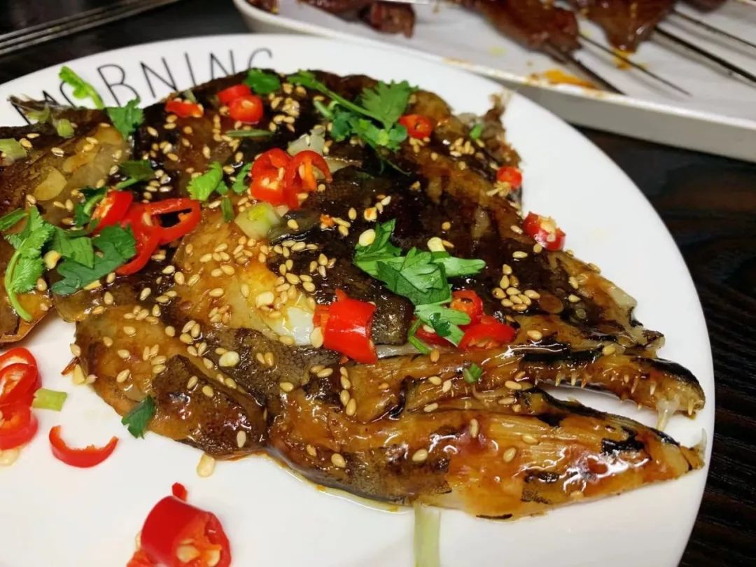 长春这家音乐串吧大块肉按斤称,崂山一元一瓶,青岛喝一箱送一箱