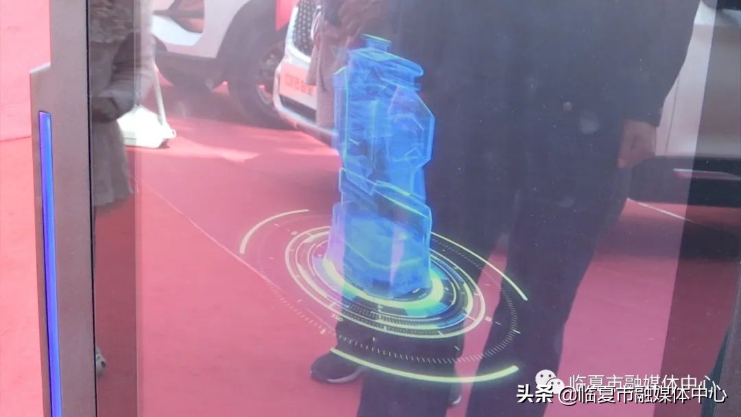 警用巡逻机器人亮相河州会展中心高科技助力牡丹文化月安保工作