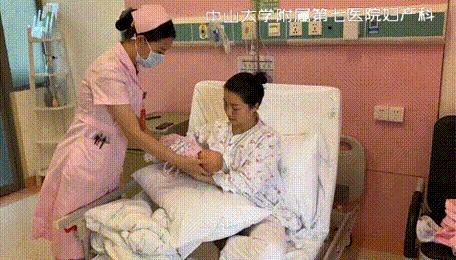 顺产新生儿母乳喂养正确喂奶姿势,母乳喂养正确喂奶姿势教学示范