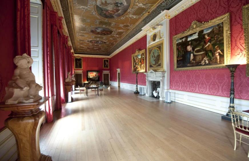 当王室成员打开大门在家里拍照时，我们才终可以一睹他们的豪宅