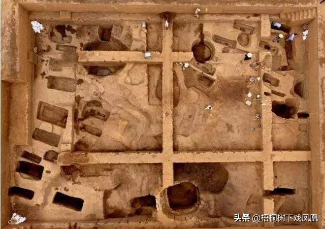 出殡的时候拿着一束花要紧么,出殡以后家门口放把刀