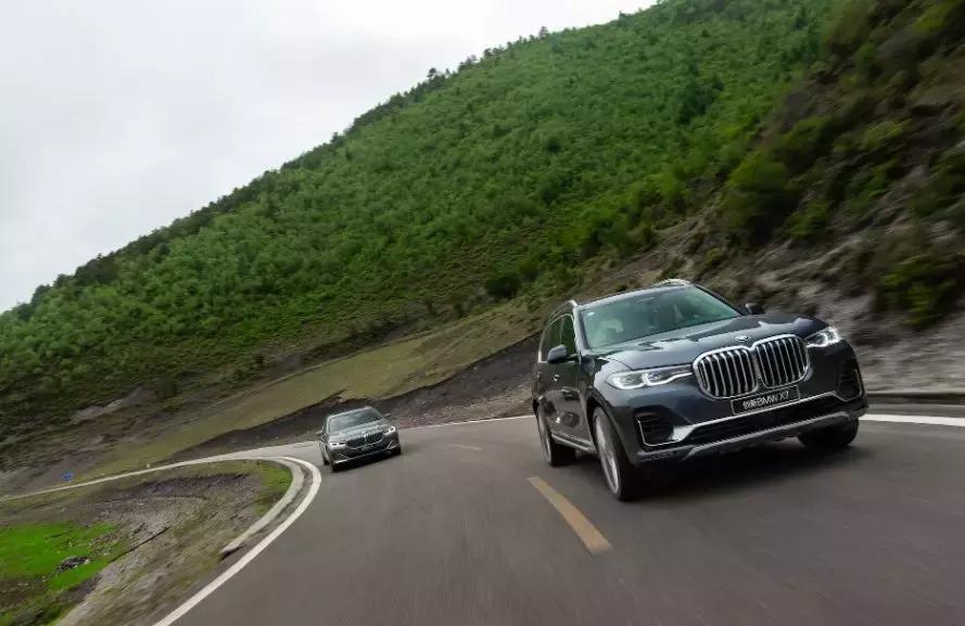 开着宝马x7在上海路上的视频,开着宝马x7进西藏