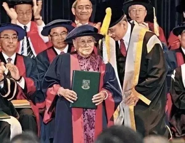 外卖小哥单腿送外卖原视频,单腿外卖小哥送餐视频