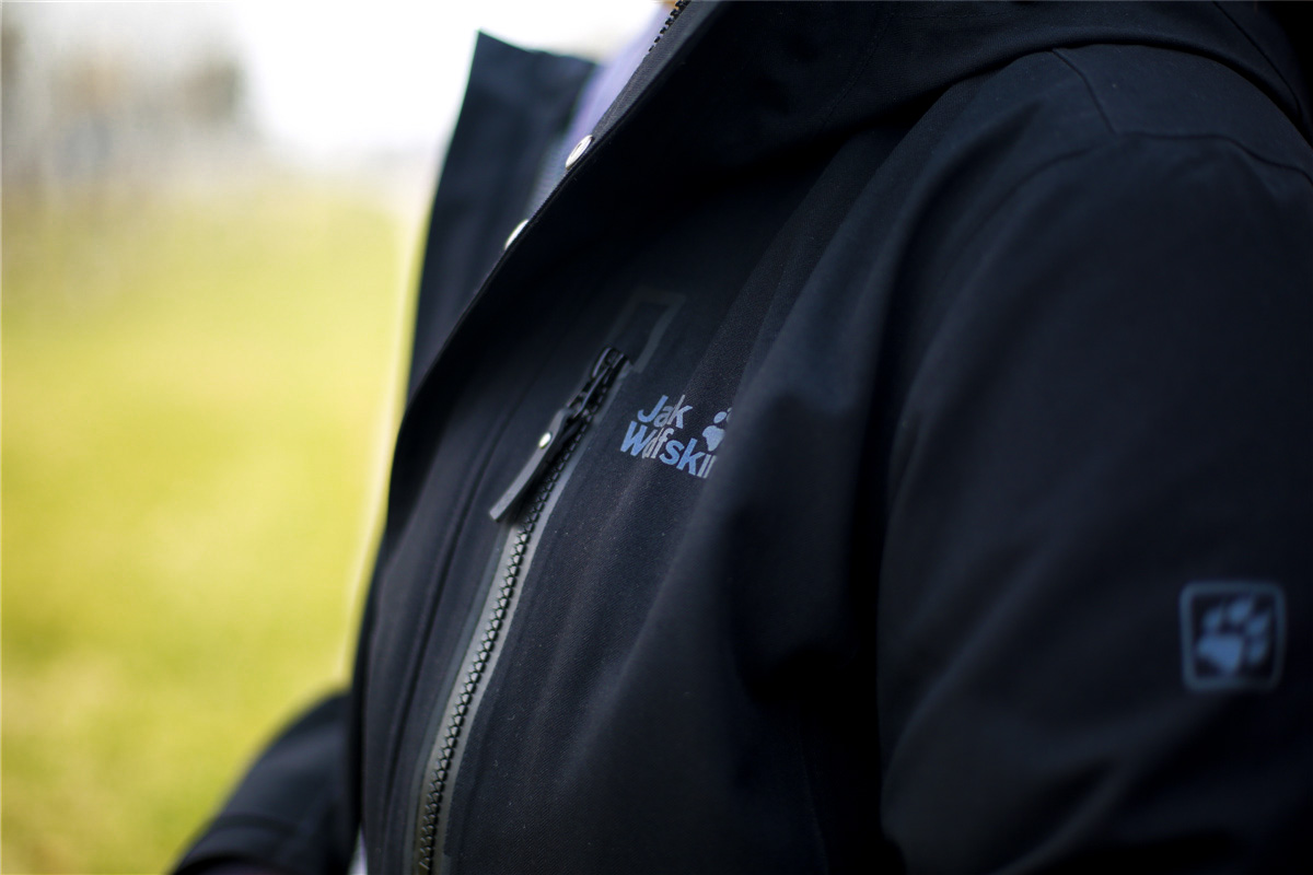 jackwolfskin狼爪男士冲锋衣,狼爪冲锋衣与普通冲锋衣有何区别