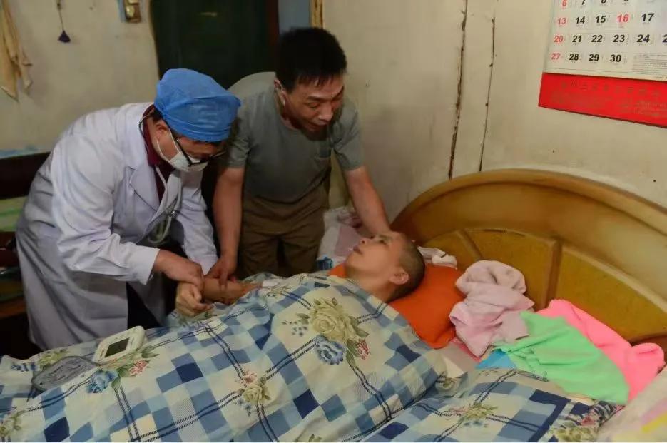 妻子昏迷十年丈夫不离不弃,妻子植物人13年丈夫不离不弃照顾