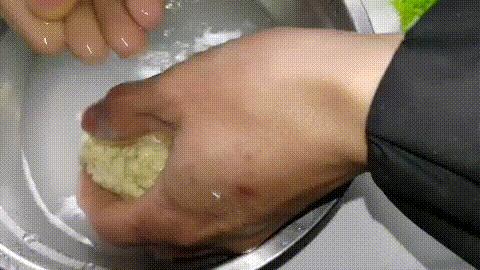 凉皮开裂沾箩不劲道？看60岁凉皮摊主如何操作，丝滑劲道一揭就掉