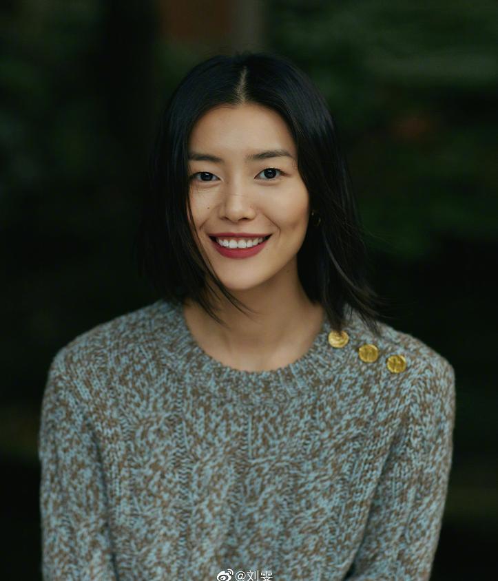 刘雯黑西装走红毯照片,刘雯露腰装量腿