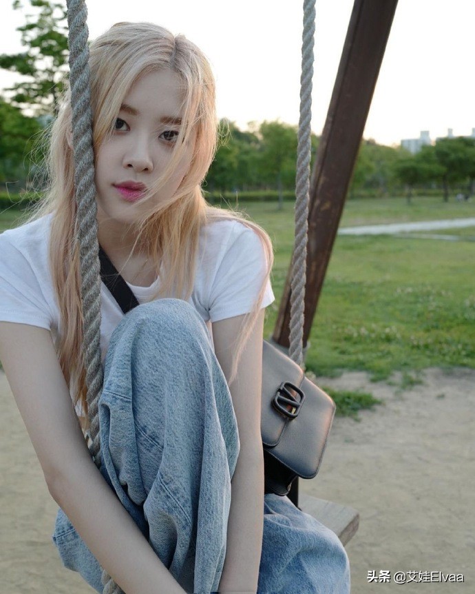 朴彩英牛仔裤扭胯惊呆成员,朴彩英穿搭破500万