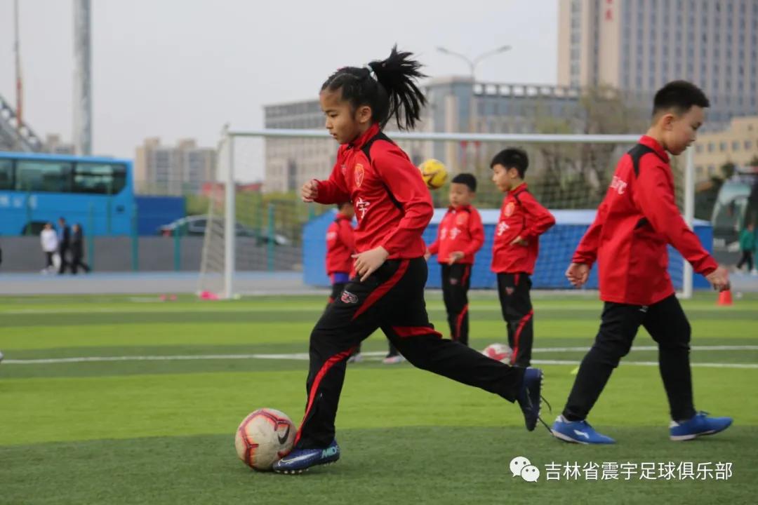 绿茵驰骋的快乐与成长——震宇女足小球员专访