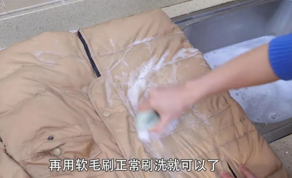 羽绒服不要水洗怎么洗,干洗的羽绒服自己怎么在家洗