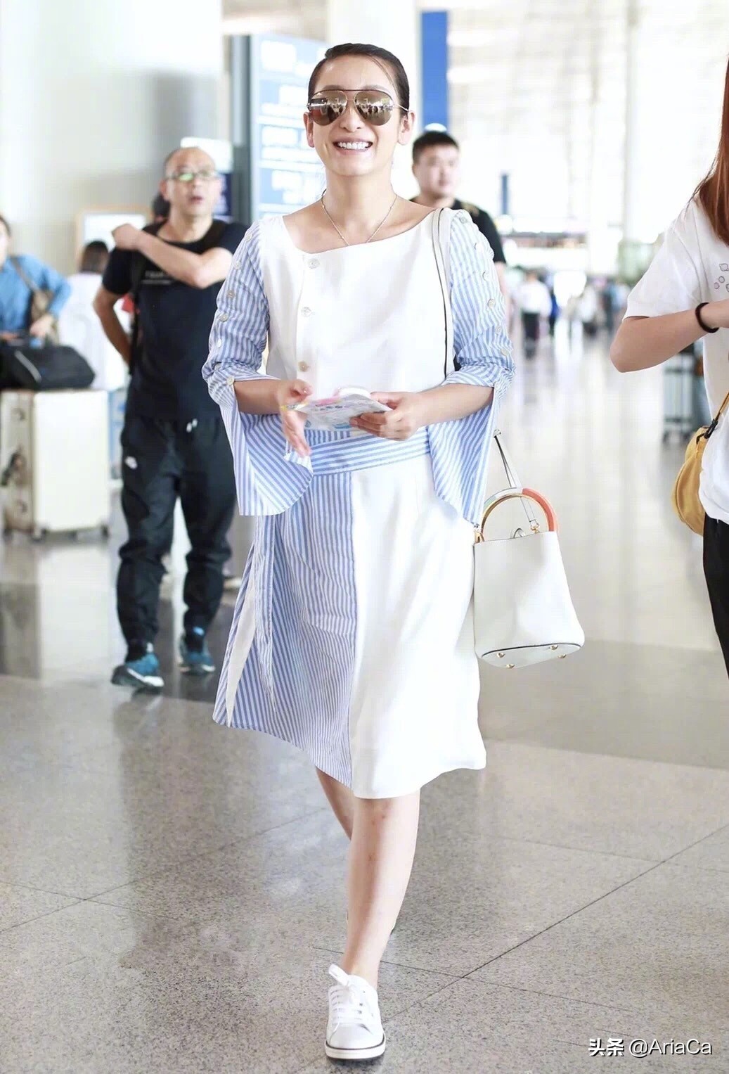 furla白色水桶包李沁同款,李沁高级感穿衣搭配