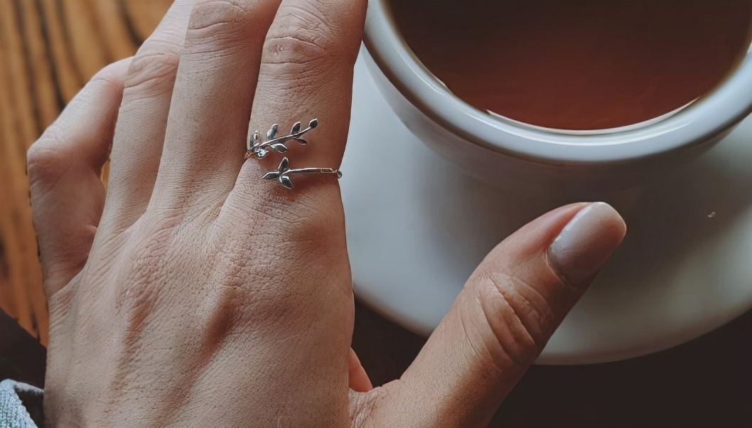 戒指戴在不同手指上的意思,戒指戴在每个手指上表达的是什么