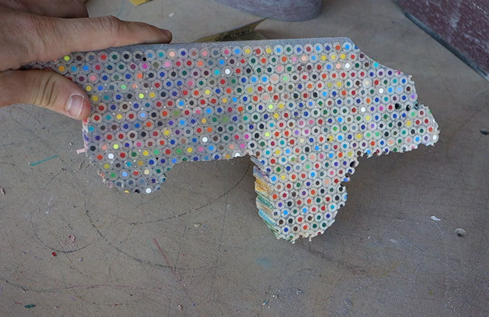 酷！外国小伙用1200支铅笔做了一把史诗般的定制吉他