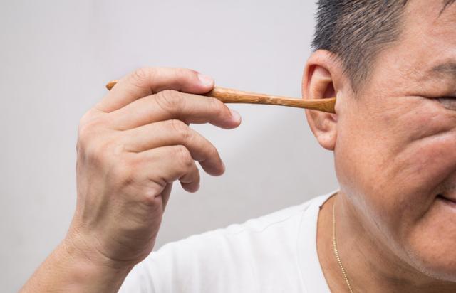 耳朵总是痒却又掏不出东西怎么办,耳朵发痒用什么掏安全