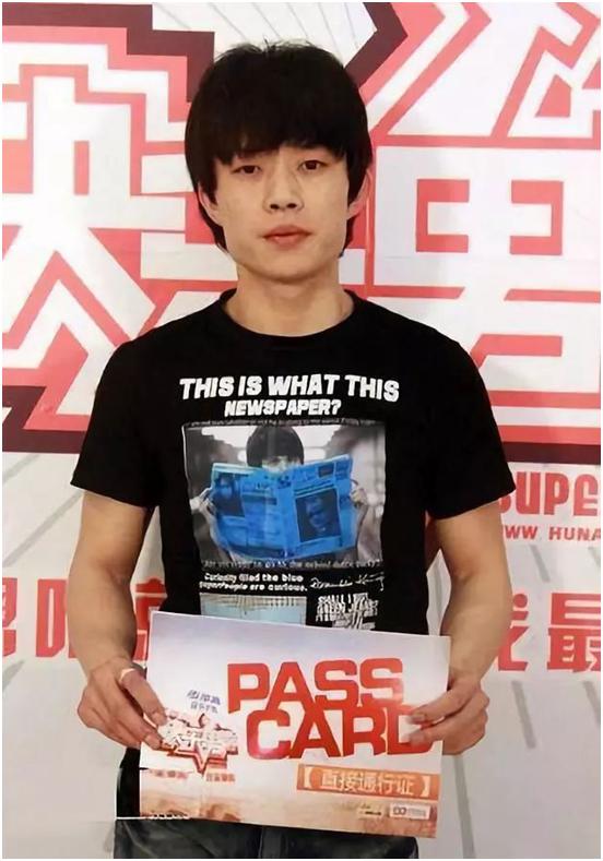 那么多“老艺术家”一辈子就唱一首歌，让我更愿意敬赵雷是条汉子