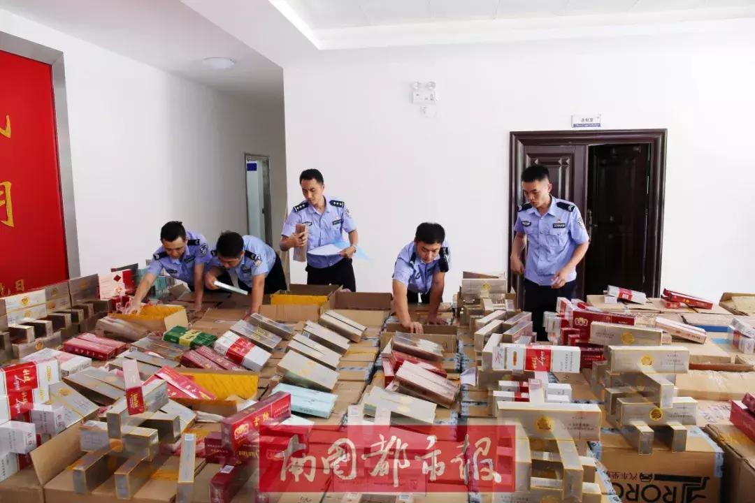 警察抓获卖假烟嫌疑人,贩卖假烟被通缉