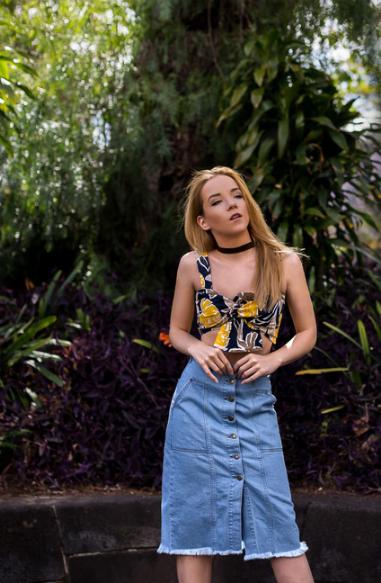 牛仔裙的穿搭方法秋冬,牛仔裙怎样搭配显得正式点还简单