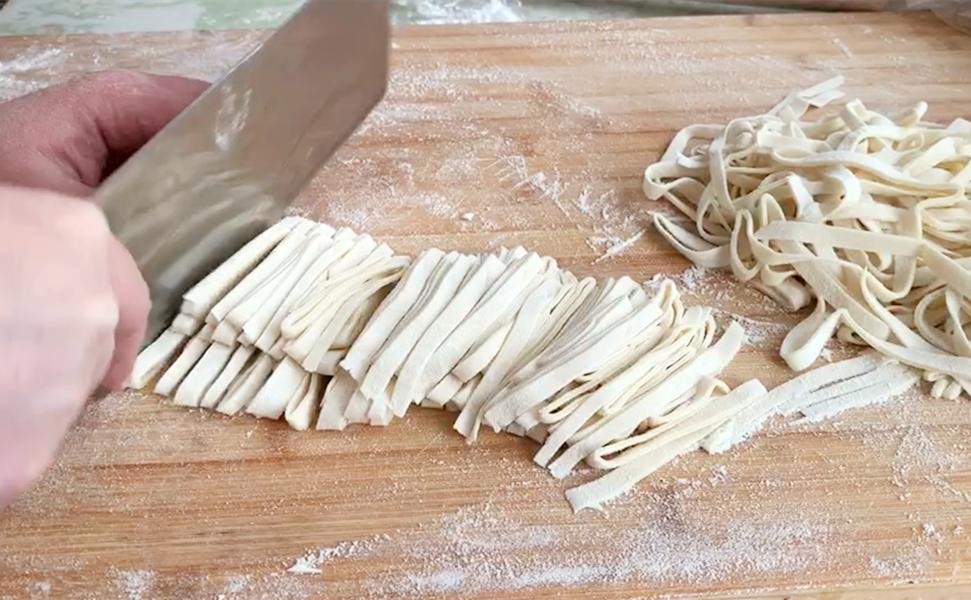 做手擀面用冷水还是热水和面不碎,做手擀面里面需要加鸡蛋吗