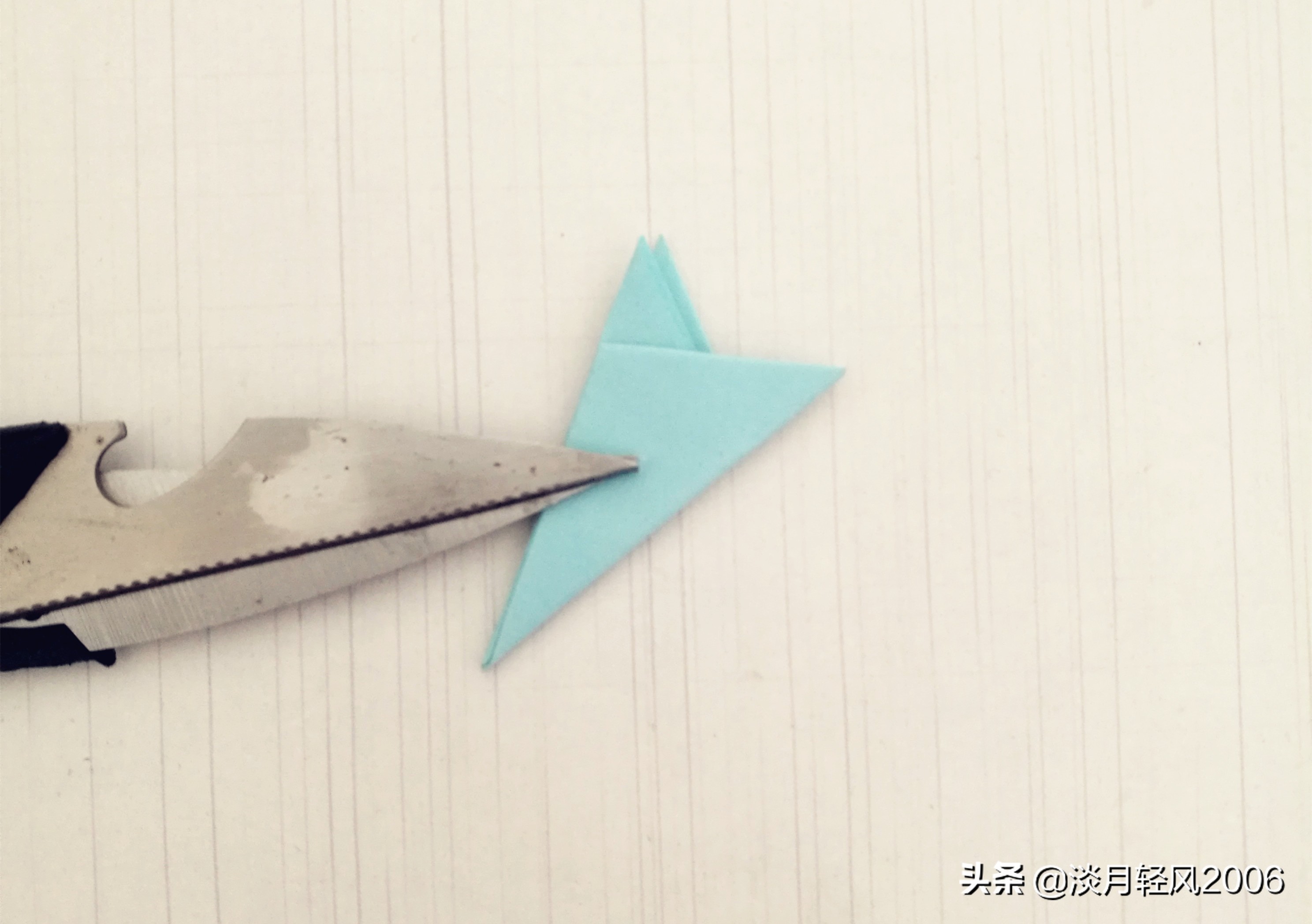 正方形彩纸剪纸手工,手工剪纸教程简单幼儿园花朵