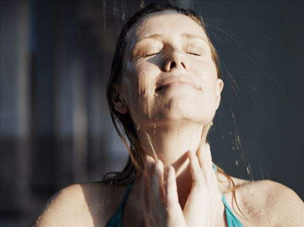 女性可以洗澡时站起来上厕所吗,洗澡时站着排尿会有哪些麻烦