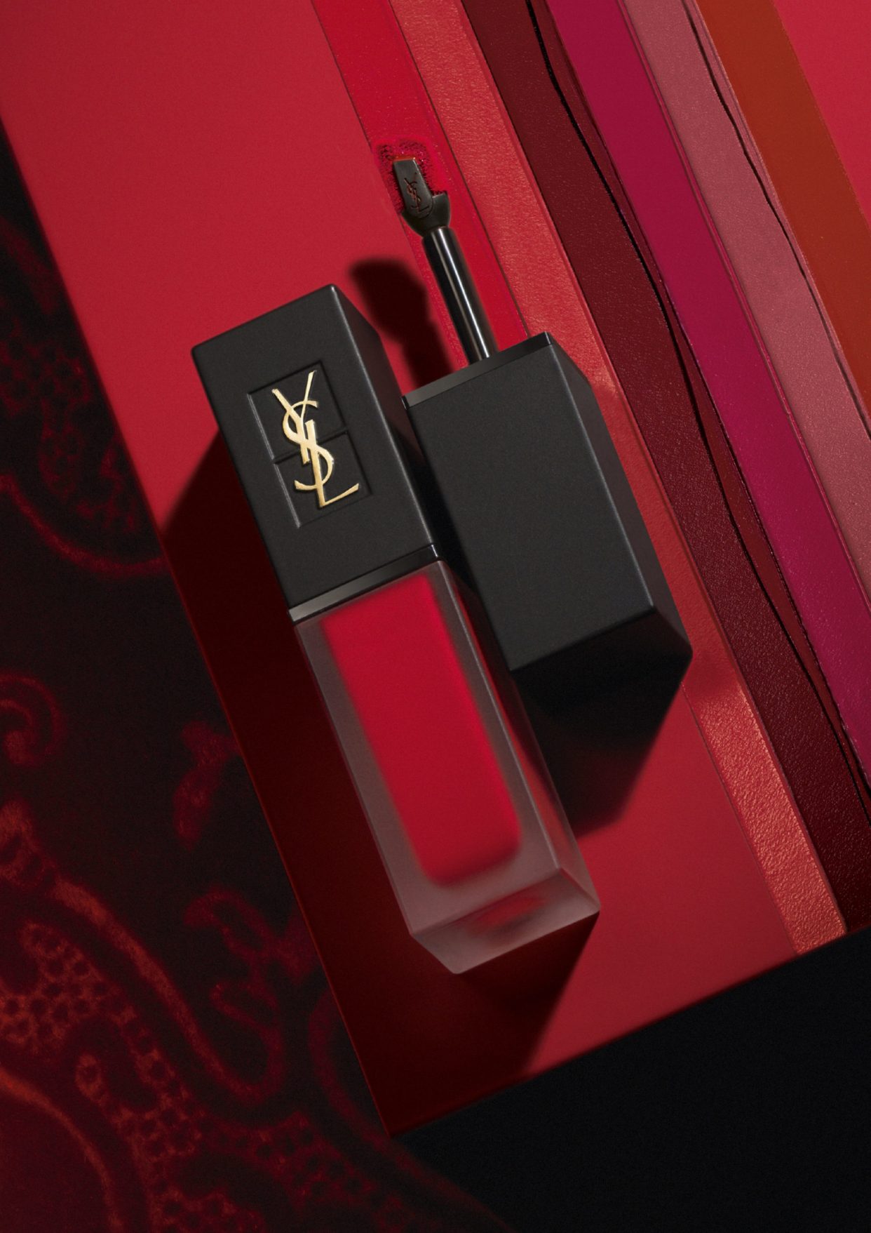 以爱为名的偷心唇色：如丝绒般柔滑润泽，YSL全新「雪绒唇釉」