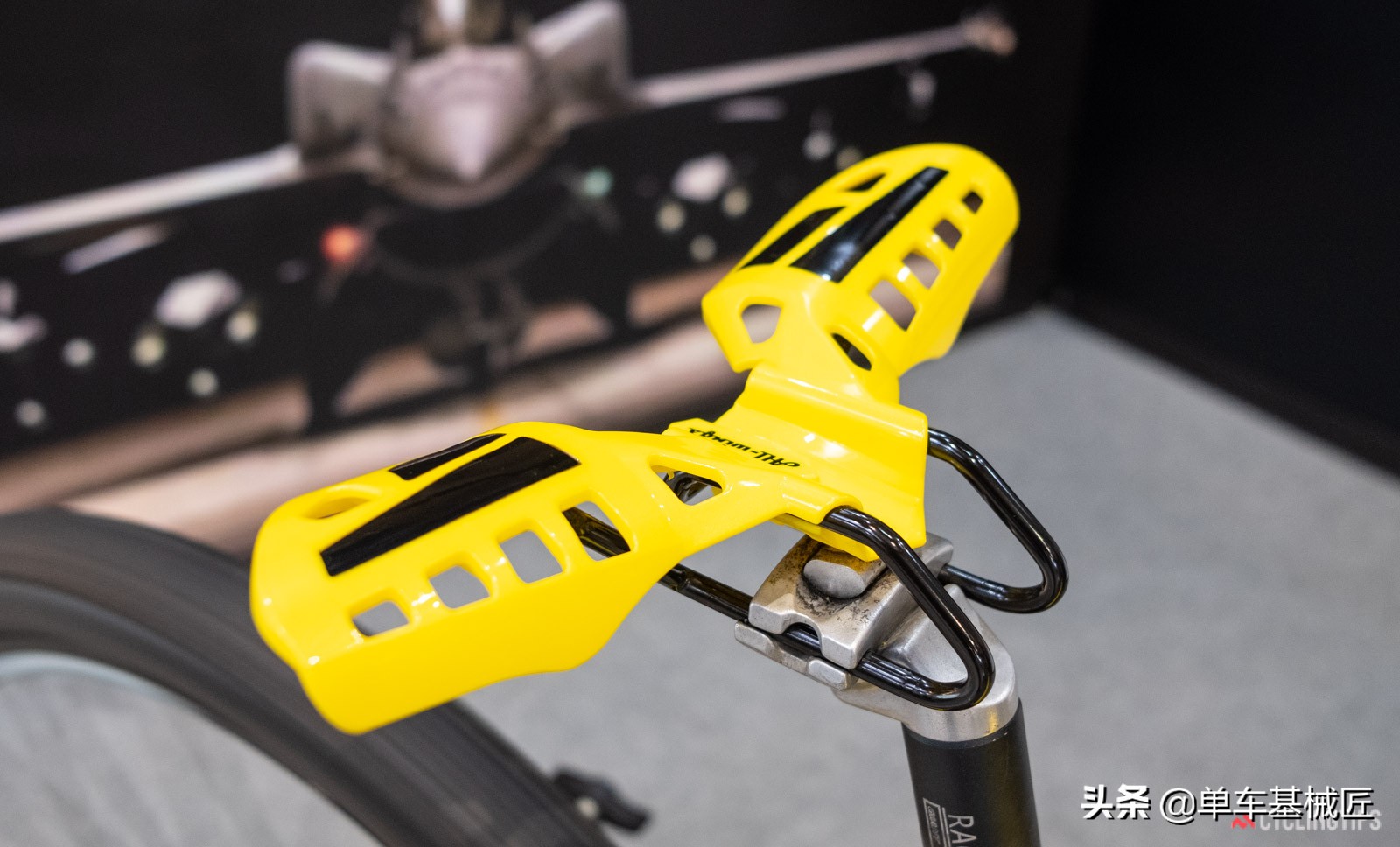 这是飞机，这是鸟……不，这是一个无压迫感的自行车车座