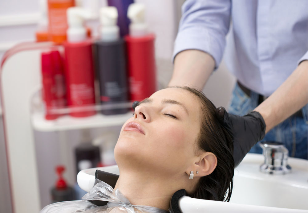 头发隔一天洗一次很油是什么原因,头发隔几天一洗最好图片