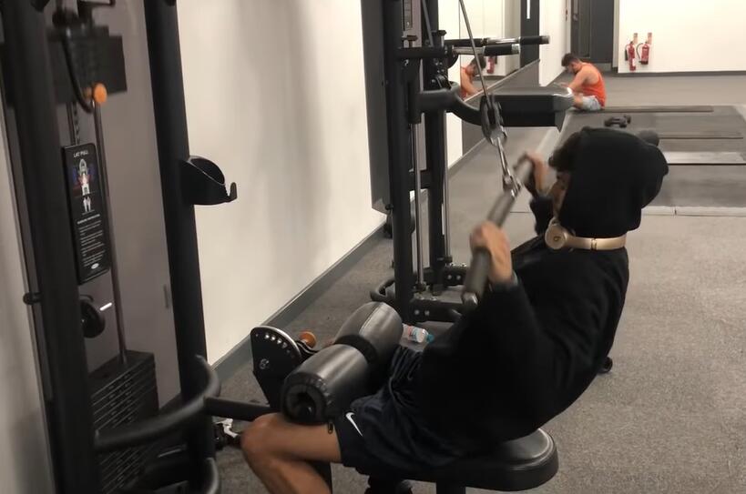 16岁男孩变成肌肉猛男,16岁肌肉男健身变化